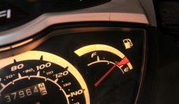 Đi xe máy không nên để cạn bình xăng